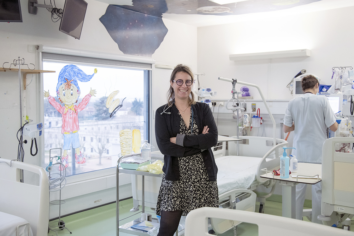 Justine Bacchetta en salle de dialyse dans le service de n��phrologie p��diatrique de l��H?pital Femme M��re Enfant